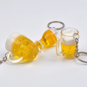 Set portachiavi mini boccale di birra con liquido giallo realistico e schiuma bianca