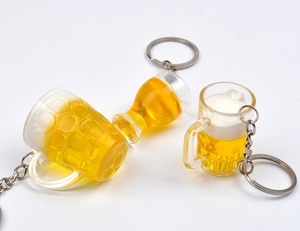 Dettaglio macro dei mini boccali di birra realistici con liquido e anelli in metallo