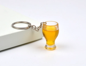 Dettaglio del portachiavi a boccale di birra con schiuma in resina e bolle di liquido