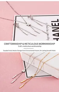 Détail des boucles d'oreilles étoiles à pompons et collier assorti en tons or et argent