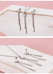 Dettaglio del set collana e orecchini a stella in acciaio argento con nappe pendenti