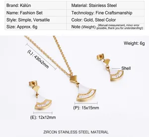 Détail de l'ensemble collier et boucles d'oreilles en acier doré et nacre