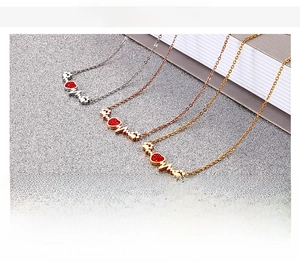 Détails des colliers en acier inoxydable avec pendentif cœur et ECG en trois couleurs