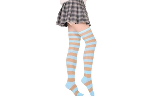 Gros plan sur des chaussettes montantes à rayures bleues et brunes en maille de qualité