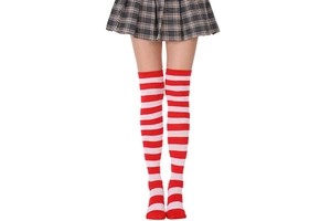 Gros plan de chaussettes hautes rayées rouge et blanc en maille douce