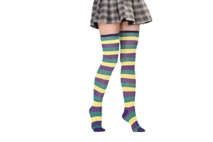Détail des chaussettes hautes rayées violettes, vertes et jaunes aux genoux