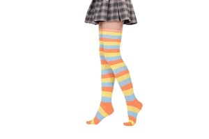 Détail de chaussettes hautes rayées orange et jaune en coton avec une jupe plissée