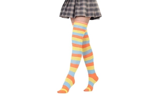 Détail de chaussettes hautes rayées avec des motifs tricotés orange, bleu et jaune vif