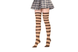 Détail de chaussettes montantes rayées marron et beige avec une jupe plissée grise