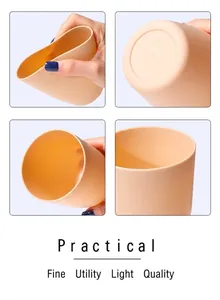 Gobelet de brossage souple en plastique rose pêche montrant sa texture durable et flexible