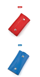 Dettaglio di portachiavi in vera pelle rossa e blu con doppi bottoni a pressione in argento