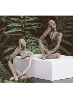 Detalle de estatuas de pensadores nórdicos con texturas de arena y líneas en capas