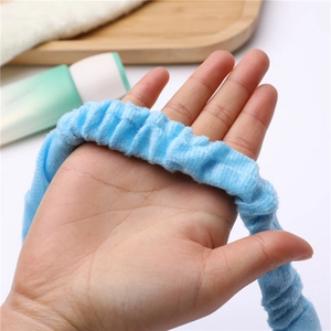 Bandeau élastique en peluche bleu clair avec oreilles de chat étiré pour sa flexibilité