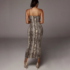 Robe longue moulante à imprimé serpent sans manches avec fines bretelles, vue de dos