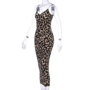 Détail d'une robe longue moulante avec motif léopard et fines bretelles spaghetti