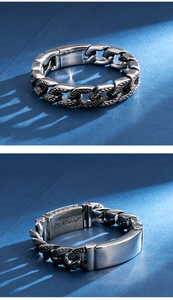 Detailaufnahme des Retro-Totenkopf-Armbands mit Sanskrit-Gravuren und Symbolen