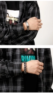 Nahaufnahme von Retro-Edelstahl-Totenkopf-Armband und Panzerkette an einem männlichen Modell