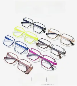Gros plan de montures de lunettes carrées œil-de-chat surdimensionnées multicolores