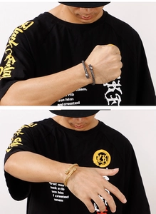 Detailansicht der Punk-Edelstahl-Kabelarmbänder mit Totenkopf-Enden in Gold und Schwarz