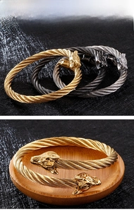 Détail d'un bracelet câble tête de loup en finitions or argent et acier noir
