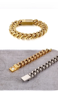 Détail d'un bracelet cubain hip-hop avec pierres pavées et fermoir magnétique