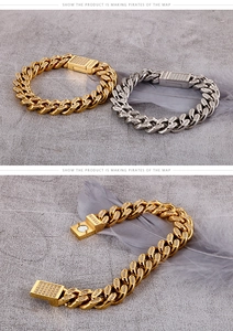 Détail du bracelet gourmette serti de strass brillants en finitions dorée et argentée