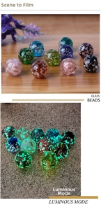 Leuchtende Glasperlen mit Goldsand-Glitzer im Tag- und Nachtvergleich für DIY-Schmuck