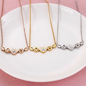Colliers avec pendentif patte en acier inoxydable trois tons et strass brillants
