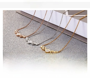 Détails des colliers avec pendentif patte en acier inoxydable argenté, doré et rose gold