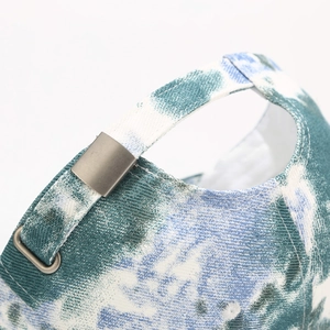 Détail de la casquette tie-dye avec boucle de réglage en métal gris anthracite mat