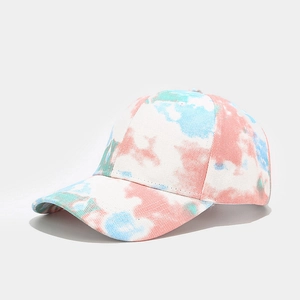 Vue détaillée d'une casquette tie-dye montrant les panneaux en toile rose et bleu