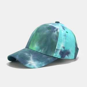 Gros plan détaillé du motif tie-dye bleu-vert artistique sur la casquette en coton sergé
