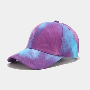Gros plan des motifs tie-dye bleu et violet sur le tissu en sergé de coton de la casquette