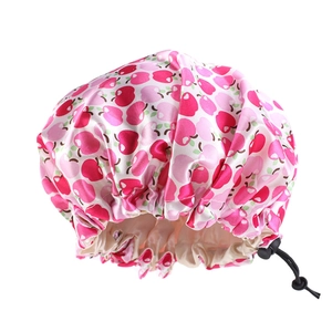 Detail der verstellbaren elastischen Kordel an der rosa Satin-Schlafmütze für Kinder