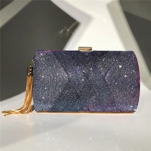 Dettaglio della borsa da sera sfumata viola con decorazione a nappa dorata