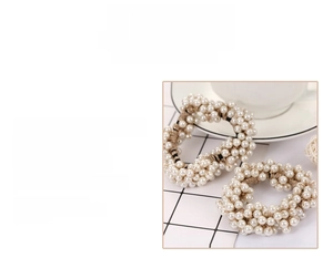 Détail de chouchous en perles tissées avec textures perlées élégantes et tricotées