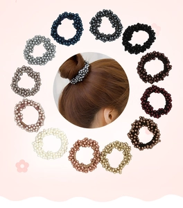 Détail d'un lot de douze élastiques à cheveux tressés à la main avec perles multicolores