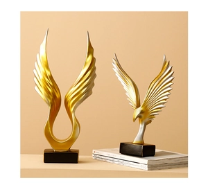 Detail der abstrakten gold-silbernen Engelsflügel-Skulptur mit glänzendem Finish