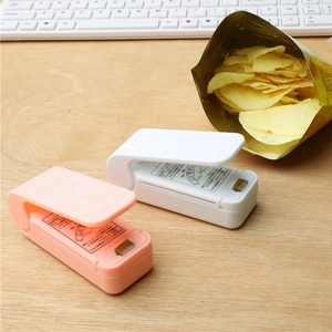 Tragbares Mini-Versiegelungsgerät in Rosa und Weiß für Plastik-Snacktüten zu Hause