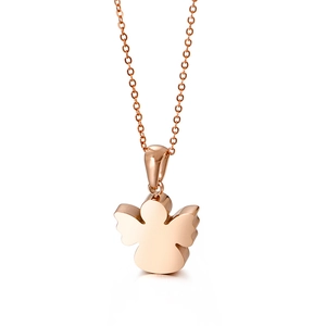 Collana con ciondolo angelo in oro rosa lucidato e catenina sottile su sfondo bianco