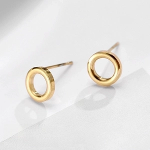 Detail of 8x8mm hollow circular stud earrings in 316L stainless steel gold finish