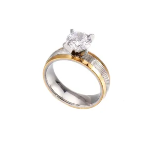 Zweifarbiger Ring aus Edelstahl in Gold und Silber mit großem Zirkonia und Vier-Krallen-Fassung
