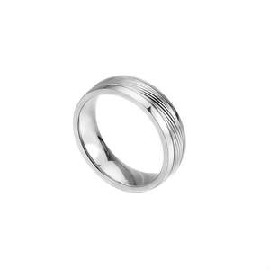 Minimalistischer Ring aus Edelstahl in Silber mit horizontalen Streifen auf Weiß