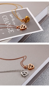 Vue détaillée de pendentifs cœur Love en finitions or, or rose et argent poli
