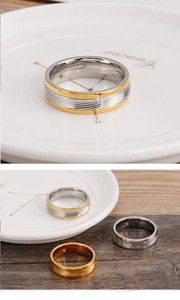 Detailansicht strukturierter Edelstahlringe in Gold und Silber auf Keramiktablett
