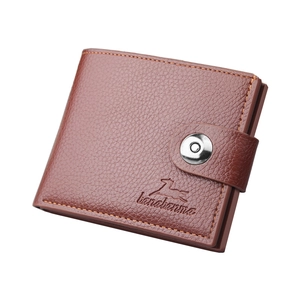 Portefeuille pour homme marron grainé avec bouton pression et logo cerf sur fond blanc