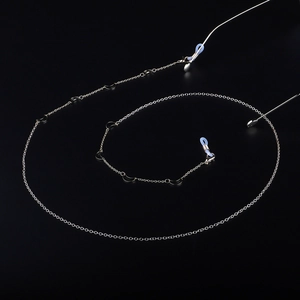 Catenina per occhiali fatta a mano in rame con lune d'argento e gommini antiscivolo