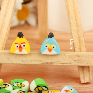 Makroaufnahme von 1,2 cm großen Angry Birds Miniatur-Gummischeiben für DIY-Bastelarbeiten