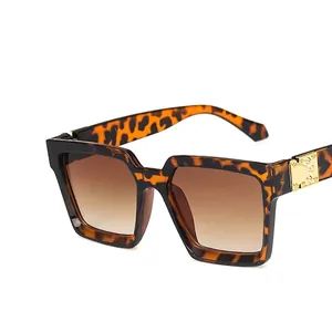 Lunettes de soleil carrées vintage avec monture léopard et verres dégradés marron