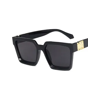 Lunettes de soleil carrées noires avec monture large et détails métalliques dorés
